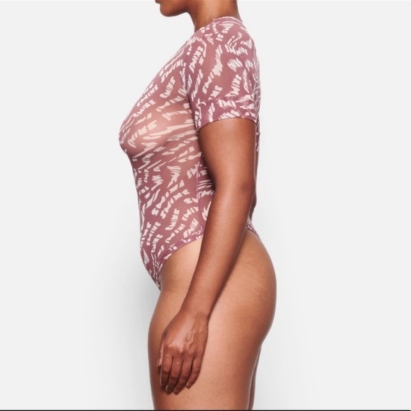 SKIMS Summer Mesh T-Shirt Bodysuit
Raspberry Swirl Size Medium - Picture 12 of 12